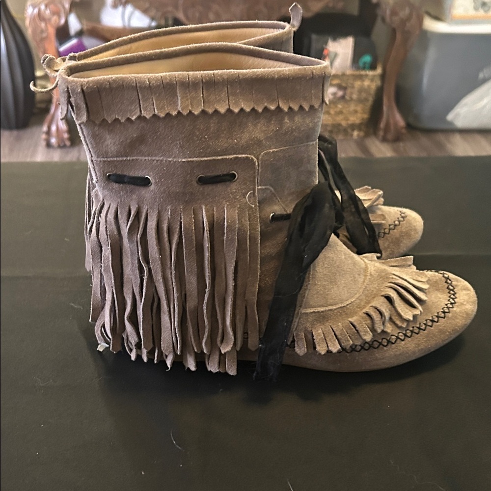 Very Cute Moccasins- Hoss Intropia Women's Tan Suede Moccasins